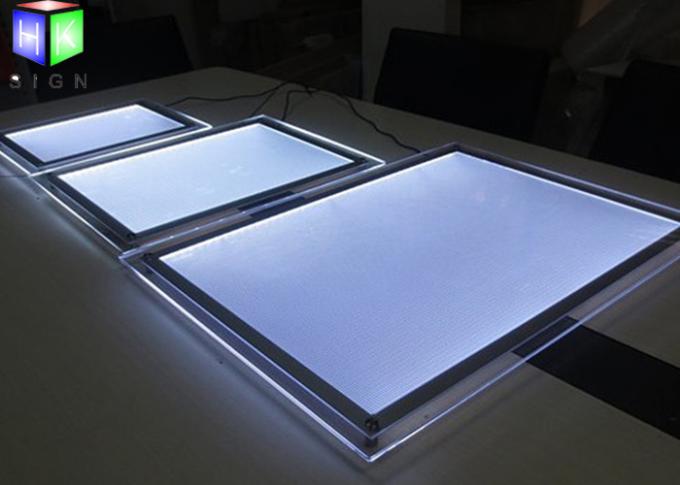 Singolo angolo rotondo di cristallo esile d'argento dell'esposizione di parete della scatola leggera della struttura del lato LED